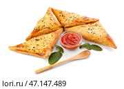 Вкусная узбекская самса с томатным соусом на белом фоне. Стоковое фото, фотограф Pixel_shot / Фотобанк Лори