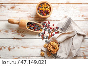 Различные сухофрукты и орехи на деревянный стол. Стоковое фото, фотограф Pixel_shot / Фотобанк Лори