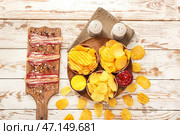Вкусные картофельные чипсы и бекон на светлом деревянном фоне. Стоковое фото, фотограф Pixel_shot / Фотобанк Лори
