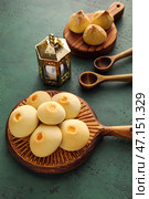 Вкусное арабское печенье с лампой fanoos на цветном фоне. Стоковое фото, фотограф Pixel_shot / Фотобанк Лори