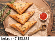 Доска с вкусной узбекской самсой и томатным соусом на деревянном фоне. Стоковое фото, фотограф Pixel_shot / Фотобанк Лори