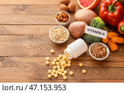 Набор полезных продуктов, богатых витамином А, на деревянном фоне. Стоковое фото, фотограф Pixel_shot / Фотобанк Лори
