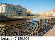Река Мойка около Почтамтского моста. Дом князя А.М. Голицына. Санкт-Петербург, наб. реки Мойки, 90 (2009 год). Стоковое фото, фотограф Александр Алексеев / Фотобанк Лори