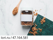 Баночка скраба для тела на светлом фоне. Стоковое фото, фотограф Pixel_shot / Фотобанк Лори
