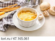 Рамекин с вкусным жюльеном на светлом фоне крупным планом. Стоковое фото, фотограф Pixel_shot / Фотобанк Лори
