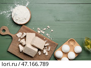 Доска со свежими дрожжами, мукой и яйцами на цветном деревянном фоне. Стоковое фото, фотограф Pixel_shot / Фотобанк Лори