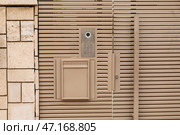 Современный забор с домофоном и дверью на улицу. Стоковое фото, фотограф Pixel_shot / Фотобанк Лори