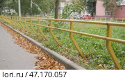 City street with metallic handrails over green grass background. Стоковое видео, видеограф Дмитрий Нечаев / Фотобанк Лори
