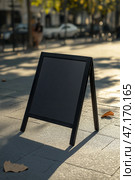 Strong contrast sidewalk sign mockup showcases versatility for outdoor advertising and promotions in urban settings. Макет тротуарного знака с сильным контрастом демонстрирует универсальность наружной рекламы и промоакций в городских условиях. Стоковое AI-изображение, AI-художник Katsiaryna Repich / Фотобанк Лори