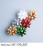 Сolorful gift wrapping bows on gray-blue background. Стоковое фото, фотограф Юлия Трикашная / Фотобанк Лори
