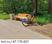 Электровелосипед в лесу. Лосиный остров. Район Гольяново. Москва (2024 год). Редакционное фото, фотограф lana1501 / Фотобанк Лори