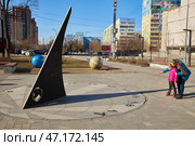 RAMENSKOYE, Russia - March 16, 2025 - Sundial. The mother explains to the child the principle of operation of the sundial. Редакционное фото, фотограф Кутина Татьяна / Фотобанк Лори