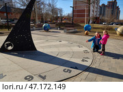 RAMENSKOYE, Russia - March 16, 2025 - Sundial. The mother explains to the child the principle of operation of the sundial. Редакционное фото, фотограф Кутина Татьяна / Фотобанк Лори