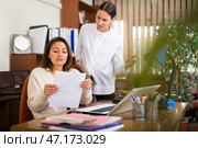 Irritated woman boss scolding manager for incompetence. Стоковое фото, фотограф Яков Филимонов / Фотобанк Лори