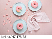 Сладкие вкусные пончики на цветном фоне. Стоковое фото, фотограф Pixel_shot / Фотобанк Лори