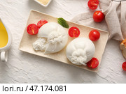 Тарелка с вкусным сыром буррата на белом фоне. Стоковое фото, фотограф Pixel_shot / Фотобанк Лори