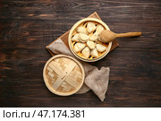 Пароход с вкусными клецками на столе. Стоковое фото, фотограф Pixel_shot / Фотобанк Лори