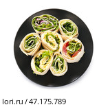 Тарелка вкусных лаваш-роллов с овощами и яйцом, изолированная на белом фоне. Стоковое фото, фотограф Pixel_shot / Фотобанк Лори