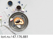 Тарелка с вкусными тостами с джемом, голубикой и цветами на сером фоне. Стоковое фото, фотограф Pixel_shot / Фотобанк Лори