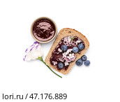 Вкусные тосты с черничным вареньем и цветами, изолированные на белом фоне. Стоковое фото, фотограф Pixel_shot / Фотобанк Лори