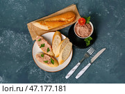 Чаша вкусного паштета, бутерброды и хлеб на темном фоне. Стоковое фото, фотограф Pixel_shot / Фотобанк Лори