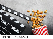 Ведро с вкусным попкорном и маркерной доской на сером фоне. Стоковое фото, фотограф Pixel_shot / Фотобанк Лори