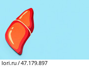 Оранжевая бумажная печень на синем фоне. Стоковое фото, фотограф Pixel_shot / Фотобанк Лори