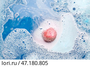Розовая ванная бомба растворяется в синей воде. Стоковое фото, фотограф Pixel_shot / Фотобанк Лори
