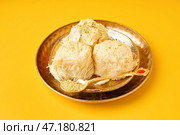 Тарелки с вкусным турецким Писмание на желтом фоне. Стоковое фото, фотограф Pixel_shot / Фотобанк Лори