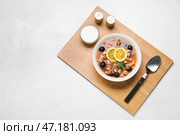 Миска вкусного супа Ходжподж с сметаной на светлом фоне. Стоковое фото, фотограф Pixel_shot / Фотобанк Лори