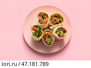 Тарелка вкусных лаваш-роллов с помидорами и зеленью на розовом фоне. Стоковое фото, фотограф Pixel_shot / Фотобанк Лори