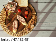Чаша вкусного паштета, бутерброды и помидоры на светлом деревянном фоне. Стоковое фото, фотограф Pixel_shot / Фотобанк Лори