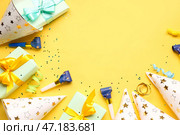 Рамка, состоящая из множества украшений для вечеринки на желтом фоне. Стоковое фото, фотограф Pixel_shot / Фотобанк Лори