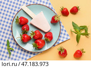 Тарелка с сладким клубничным мороженым-пломбиром на жёлтом фоне. Стоковое фото, фотограф Pixel_shot / Фотобанк Лори