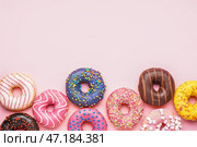 Вкусные глазированные пончики на розовом фоне, крупным планом. Стоковое фото, фотограф Pixel_shot / Фотобанк Лори