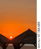 Вид на морской пляж с беседками на закате. Стоковое фото, фотограф Pixel_shot / Фотобанк Лори