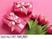 Подарочные коробки и красивые цветы тюльпана на розовом фоне. Здравствуй весна. Стоковое фото, фотограф Pixel_shot / Фотобанк Лори