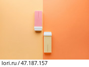 Жирорастворимые восковые картриджи на цветном фоне. Стоковое фото, фотограф Pixel_shot / Фотобанк Лори