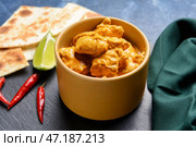 Тарелка вкусной курицы тикка масала на столе. Стоковое фото, фотограф Pixel_shot / Фотобанк Лори