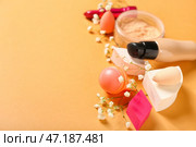 Набор различных косметических продуктов и губки для макияжа на цветном фоне, крупным планом. Стоковое фото, фотограф Pixel_shot / Фотобанк Лори
