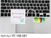 Ноутбук, замок и бумага с текстом ПАРОЛЬ ПРИНИМАЮТ. Концепция взлома. Стоковое фото, фотограф Pixel_shot / Фотобанк Лори