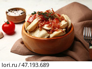 Чаша с вкусными варениками на столе. Стоковое фото, фотограф Pixel_shot / Фотобанк Лори