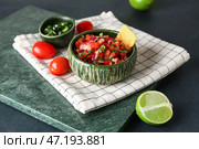 Чаша вкусной сальсы Пико де Галло на столе. Стоковое фото, фотограф Pixel_shot / Фотобанк Лори
