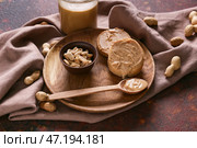 Тарелка с вкусным арахисовым маслом и хлебом на цветном фоне. Стоковое фото, фотограф Pixel_shot / Фотобанк Лори