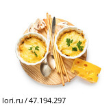 Формочки с вкусным жульеном и ингредиентами на белом фоне. Стоковое фото, фотограф Pixel_shot / Фотобанк Лори