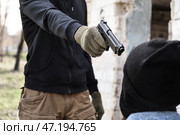 Террорист целится в заложницу на улице. Стоковое фото, фотограф Pixel_shot / Фотобанк Лори