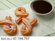 Пергамент с вкусными чуррос и расплавленным шоколадным соусом на цветном деревянном фоне, крупным планом. Стоковое фото, фотограф Pixel_shot / Фотобанк Лори