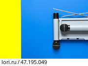 Современные микрофоны с аудиосистемой на цветном фоне. Стоковое фото, фотограф Pixel_shot / Фотобанк Лори