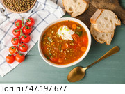 Тарелка вкусного чечевичного супа на столе. Стоковое фото, фотограф Pixel_shot / Фотобанк Лори