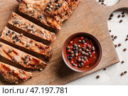 Доска с вкусным жареным мясом и перечным соусом на светлом фоне, крупным планом. Стоковое фото, фотограф Pixel_shot / Фотобанк Лори